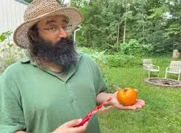 Bevin Cohen holding a tomato 